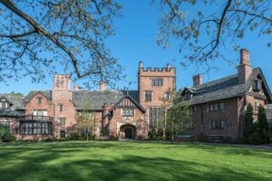 front image of stan hywet home